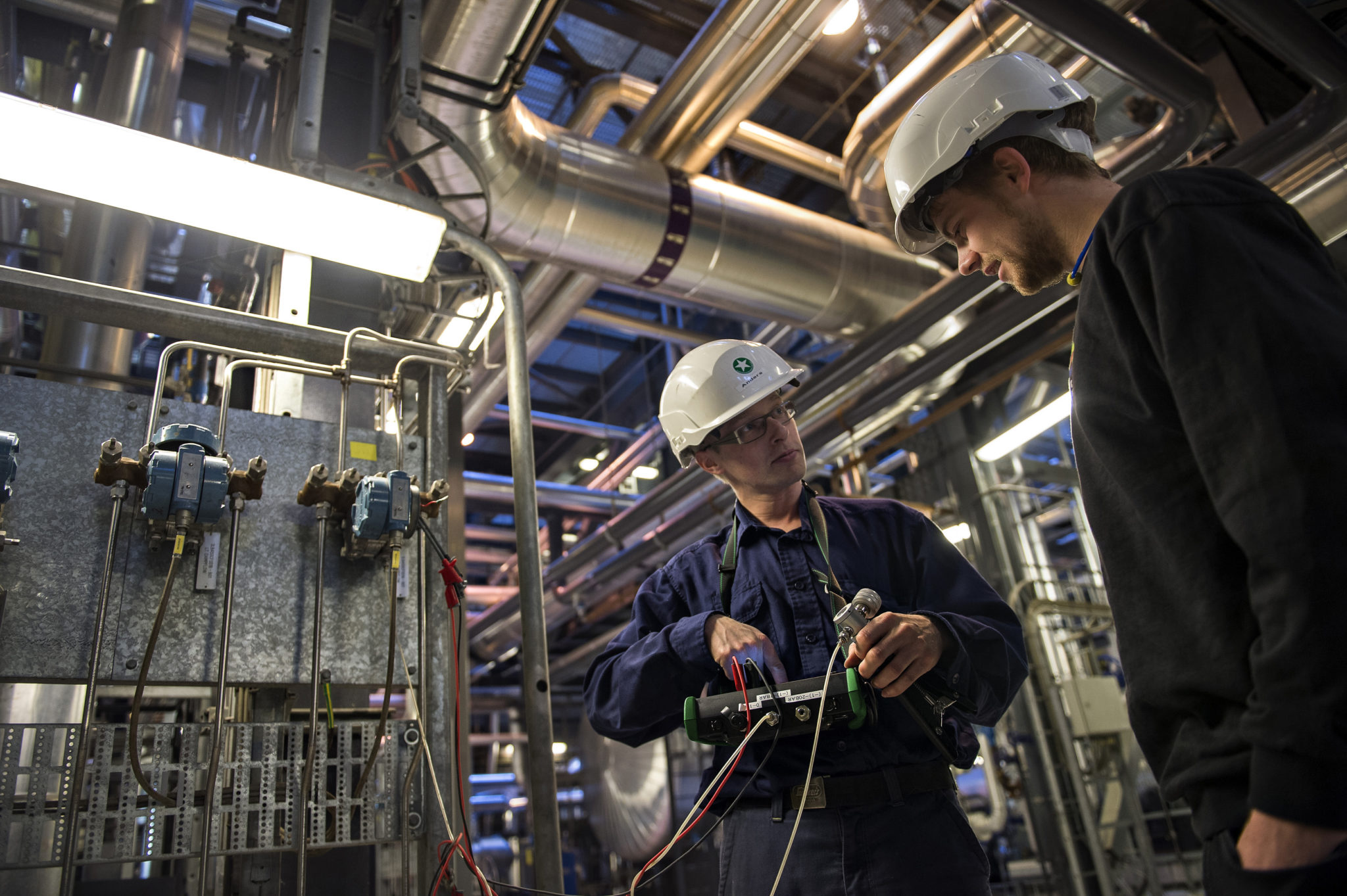 Engineers using Beamex MC6 calibrator